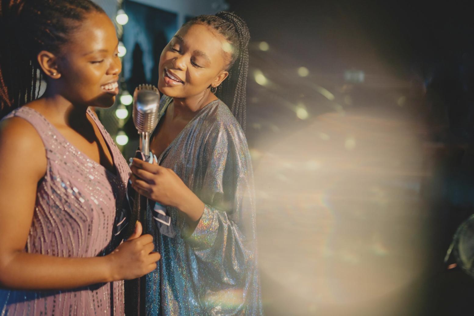 Studio di registrazione xelorintavia con console di mixaggio professionale e attrezzature audio