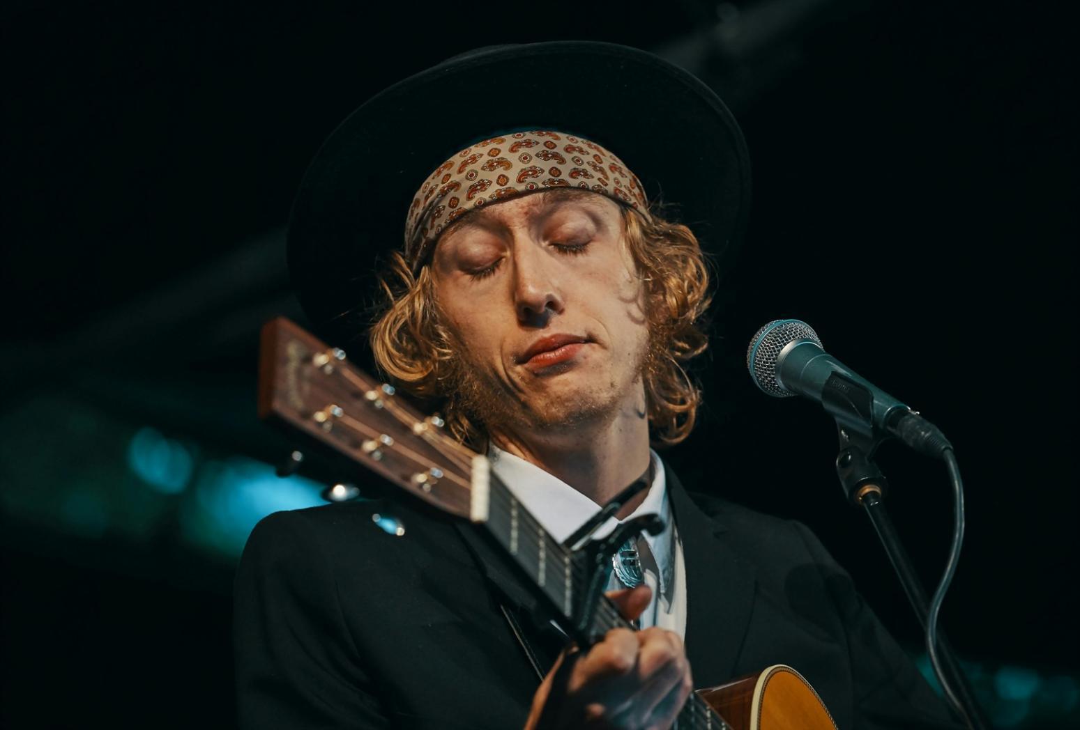 Sessione di formazione pratica con console di mixaggio dal vivo