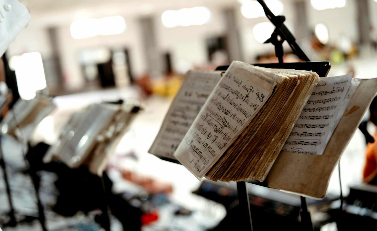 Dettaglio di equalizzatore grafico professionale durante una performance live