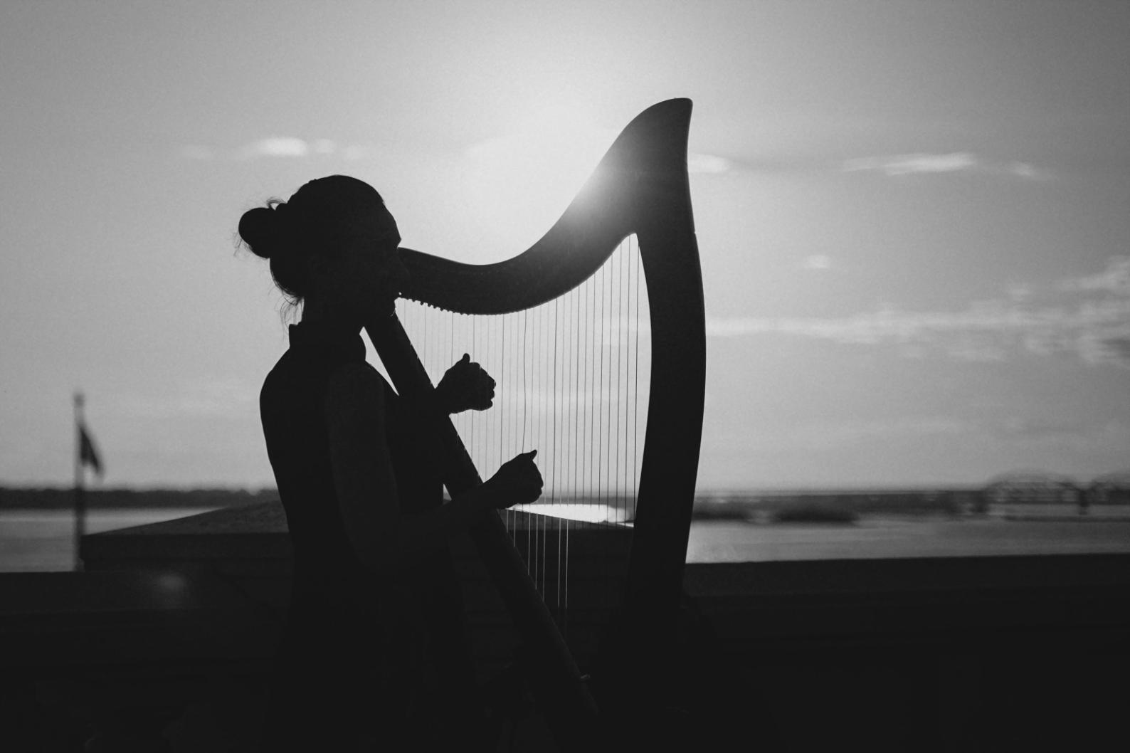 Tecnico audio durante il soundcheck per un concerto dal vivo