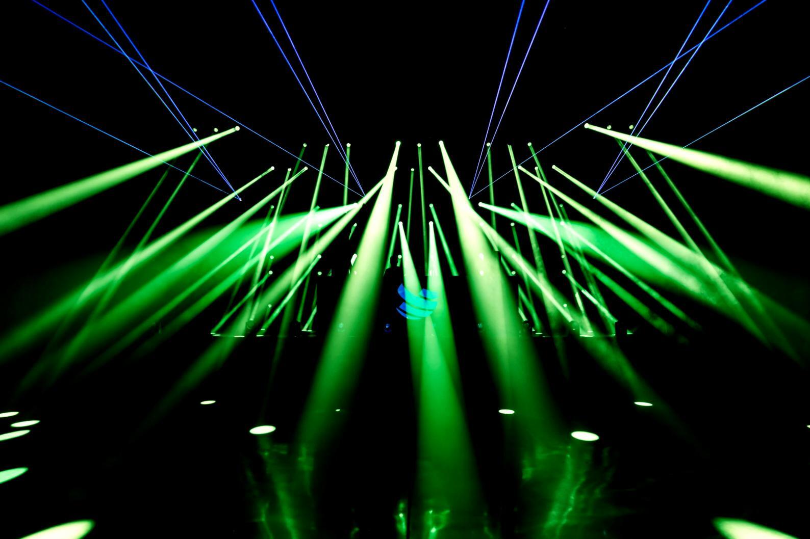 Studio di registrazione professionale con console di mixaggio avanzata e attrezzature per sound engineering